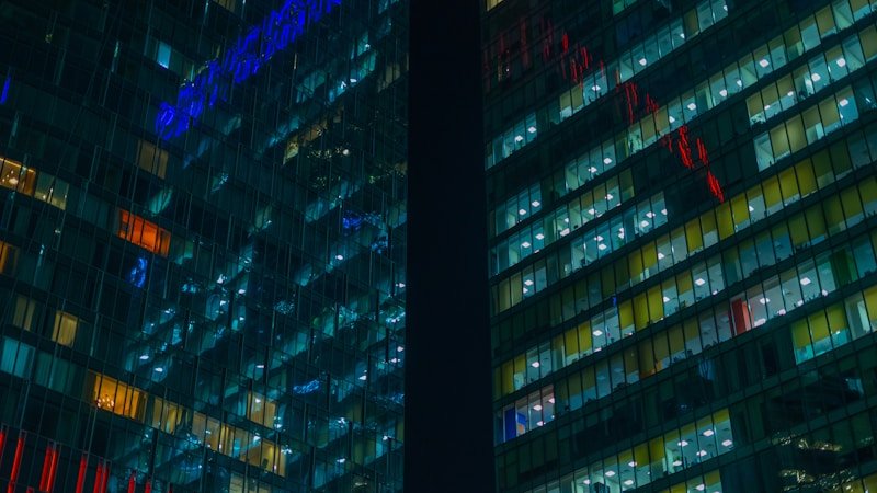 黑料官网样例配图:夜间玻璃大楼的灯光